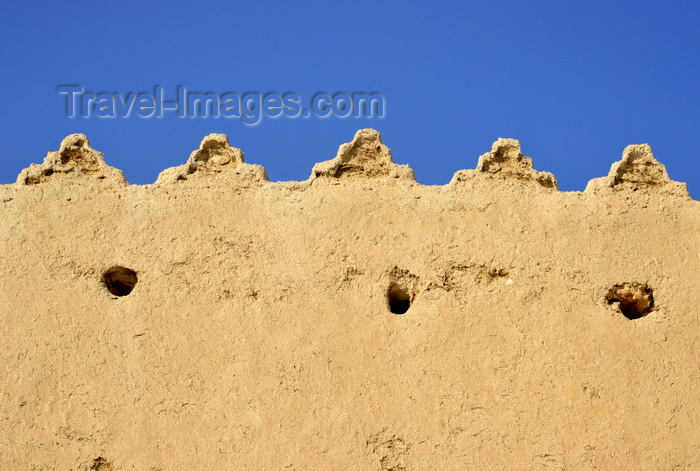 saudi-arabia83: Al-Hofuf, Al-Ahsa Oasis, Eastern Province, Saudi Arabia: crenellated parapet - walls of Ibrahim Castle, a 16th century Ottoman fortress - UNESCO world heritage site - photo by M.Torres - (c) Travel-Images.com - Stock Photography agency - Image Bank