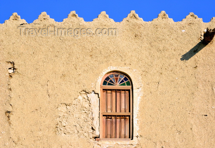 saudi-arabia89: Al-Hofuf, Al-Ahsa Oasis, Eastern Province, Saudi Arabia: window and crenellated parapet at the Ibrahim Palace / Castle, a 16th century Ottoman fortress - UNESCO world heritage site - photo by M.Torres - (c) Travel-Images.com - Stock Photography agency - Image Bank