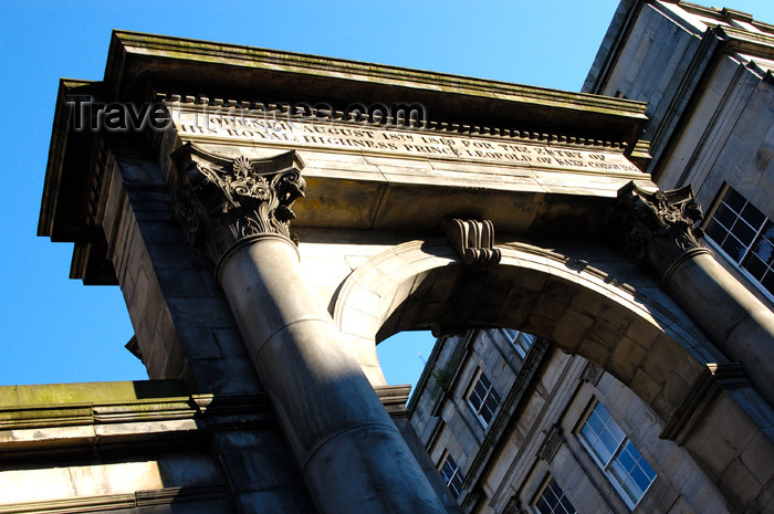 scot138: Scotland - Edinburgh: 1819 Arch to mark the entrance of Prince Leopold of Saxe Cobourg - Corinthian order columns - Regent bridge - designed by Archibald Elliot - photo by C.McEachern - (c) Travel-Images.com - Stock Photography agency - Image Bank