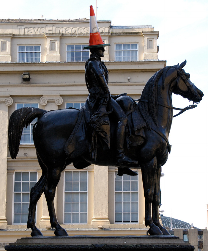 scot150: Scotland - Glasgow - a modern art Duke of Wellington statue outside the Glasgow Gallery of Modern Art - cone - photo by C.McEachern - (c) Travel-Images.com - Stock Photography agency - Image Bank