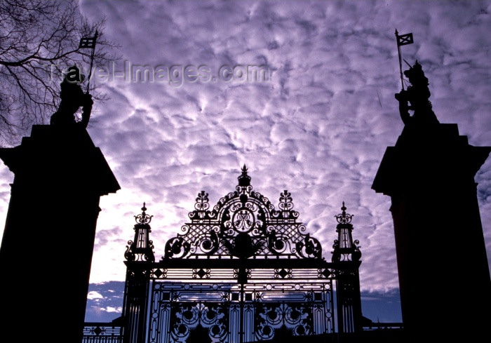 scot33: Scotland - Ecosse - Edinburgh / Dùn Èideann: palace gate - photo by F.Rigaud - (c) Travel-Images.com - Stock Photography agency - Image Bank