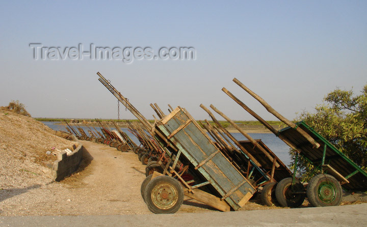 senegal100: Senegal - Joal-Fadiouth: shell village - cart storage - photo by G.Frysinger - (c) Travel-Images.com - Stock Photography agency - Image Bank