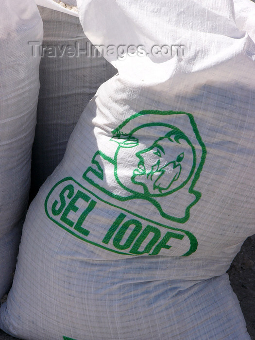 senegal17: Senegal - Lake Retba or Lake Rose: sack of salt - photo by G.Frysinger - (c) Travel-Images.com - Stock Photography agency - Image Bank