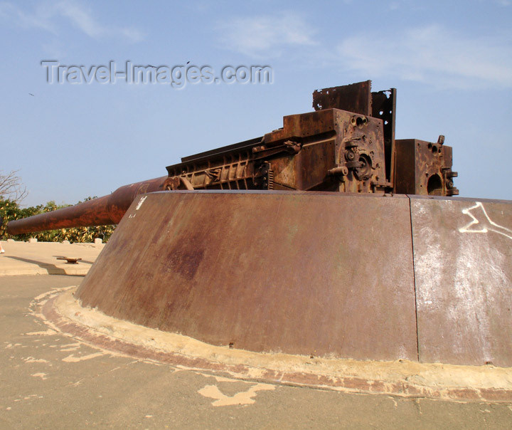 senegal43: Senegal - Gorée Island: fort - rusting WWII naval gun - photo by G.Frysinger - (c) Travel-Images.com - Stock Photography agency - Image Bank