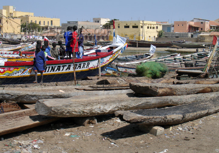 senegal75: Senegal - Saint Louis: Fisherman's Village - building canoes from a single trunk - photo by G.Frysinger - (c) Travel-Images.com - Stock Photography agency - Image Bank