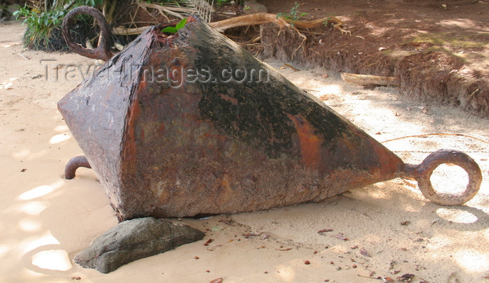 sierra-leone1: Dublin island, Banana Islands, Sierra Leone: Portuguese slave ship anchor - locals enslaved other Africans, selling them first to Arabs and then to Europeans who provided transportation on behalf of the final clients in the Americas - photo by J.Britt-Green - (c) Travel-Images.com - Stock Photography agency - Image Bank