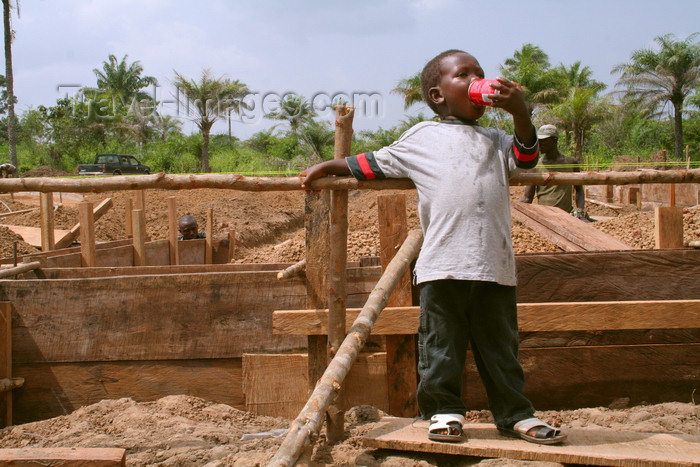 sierra-leone12: Sierra Leone: village boy taking Coke break - construction site - photo by J.Britt-Green - (c) Travel-Images.com - Stock Photography agency - Image Bank