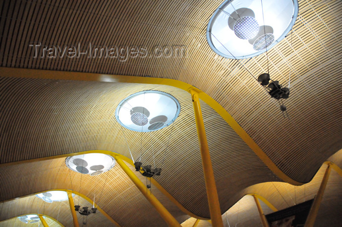 spai429: Barajas, Madrid, Spain: Barajas airport - Terminal 4 - departures hall - ondulated roof - photo by M.Torres - (c) Travel-Images.com - Stock Photography agency - Image Bank