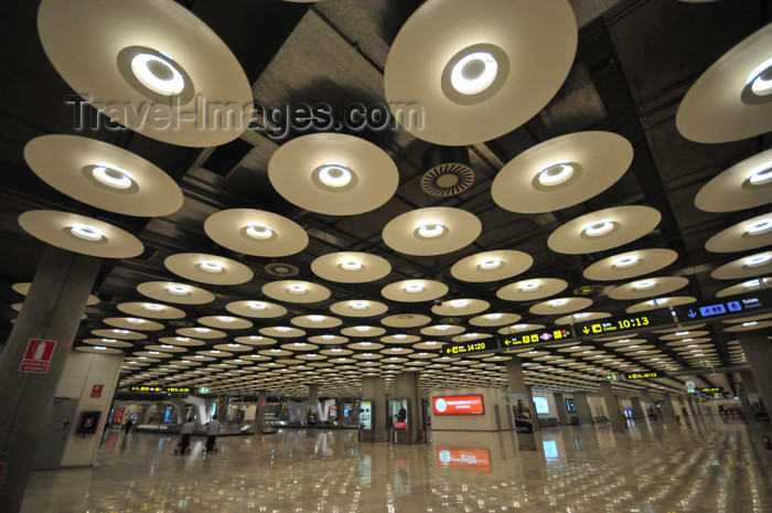 spai430: Barajas, Madrid, Spain: Barajas airport - Terminal 4 - designed by Antonio Lamela, Richard Rogers and TPS Engineers - photo by M.Torres - (c) Travel-Images.com - Stock Photography agency - Image Bank