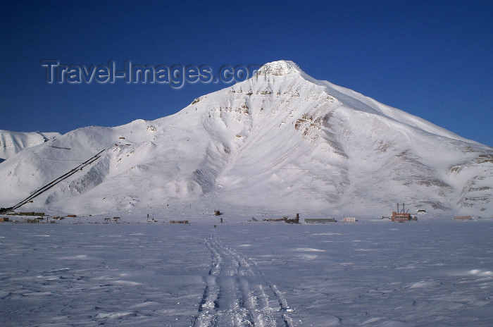 svalbard103: Svalbard - Spitsbergen island: leaving - Pyramiden - the mountain that lends its name to the town - photo by A.Ferrari - (c) Travel-Images.com - Stock Photography agency - Image Bank
