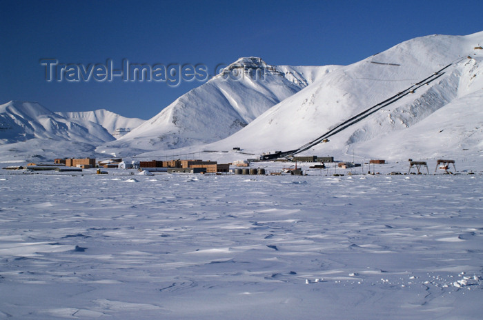 svalbard83: Svalbard - Spitsbergen island - Pyramiden: the Russian ghost town in the distance - Billefjord - photo by A.Ferrari - (c) Travel-Images.com - Stock Photography agency - Image Bank