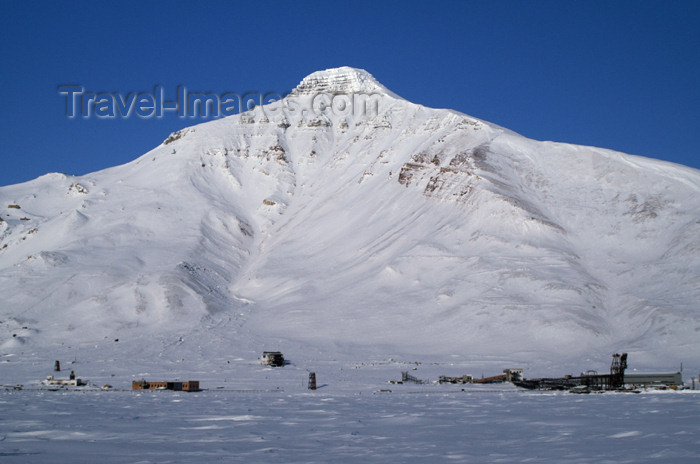 svalbard84: Svalbard - Spitsbergen island: Pyramiden - the mountain that lends its name to the town - photo by A.Ferrari - (c) Travel-Images.com - Stock Photography agency - Image Bank