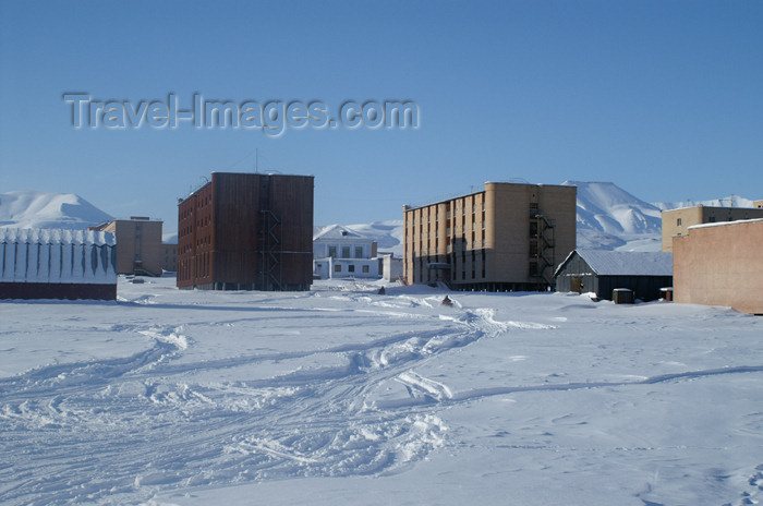 svalbard90: Svalbard - Spitsbergen island - Pyramiden: industrial instalations - photo by A.Ferrari - (c) Travel-Images.com - Stock Photography agency - Image Bank