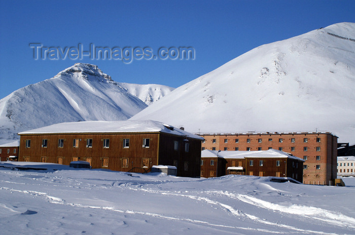 svalbard91: Svalbard - Spitsbergen island - Pyramiden: housing buildings - wooden barracks of Arktikugol - photo by A.Ferrari - (c) Travel-Images.com - Stock Photography agency - Image Bank