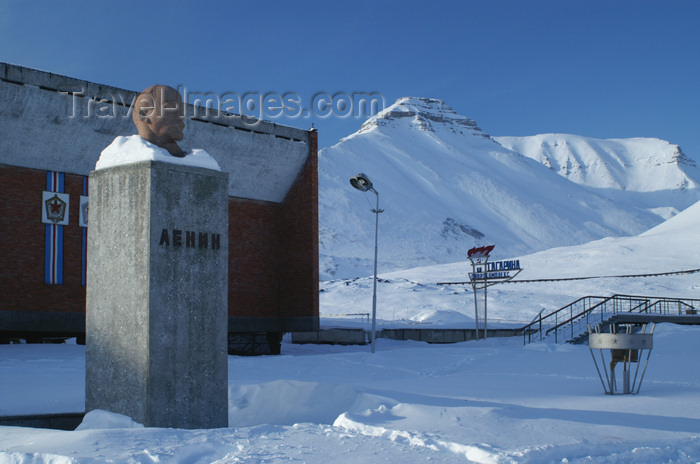 svalbard95: Svalbard - Spitsbergen island - Pyramiden: world's most Northerly Lenin bust in front of the sports center - photo by A.Ferrari - (c) Travel-Images.com - Stock Photography agency - Image Bank