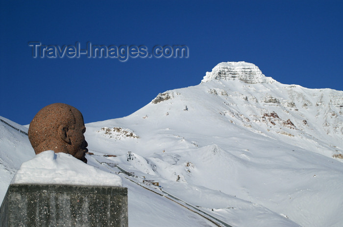 svalbard98: Svalbard - Spitsbergen island - Pyramiden: frozen Lenin, enjoying a view over Pyramiden mountain - photo by A.Ferrari - (c) Travel-Images.com - Stock Photography agency - Image Bank