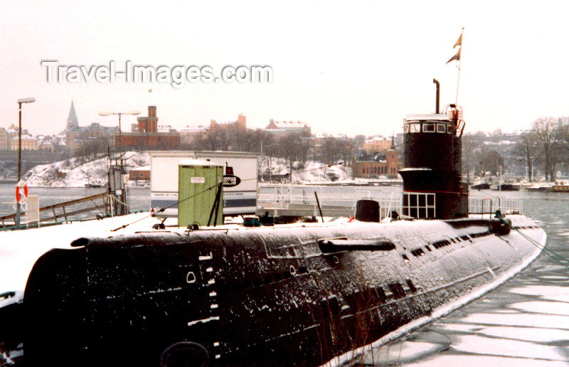 sweden2: Sweden / Suécia - Stockholm: spoils of war - Soviet submarine in Djurgarden island - Skansen - Galarparken, by the Vasa museum (background: Kastellholmen island) (photo by M.Torres) - (c) Travel-Images.com - Stock Photography agency - Image Bank