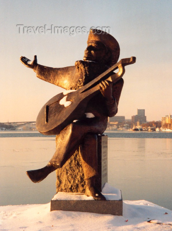 sweden24: Sweden - Stockholm: statue of Evert Axel Taube, author, composer and singer / skulptur (photo by M.Torres) - (c) Travel-Images.com - Stock Photography agency - Image Bank