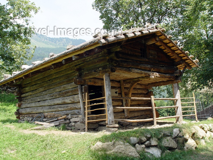 switz222: Ballenberg - open air museum: pigsty - 19th century / etable a cochons - photo by C.Roux - (c) Travel-Images.com - Stock Photography agency - Image Bank