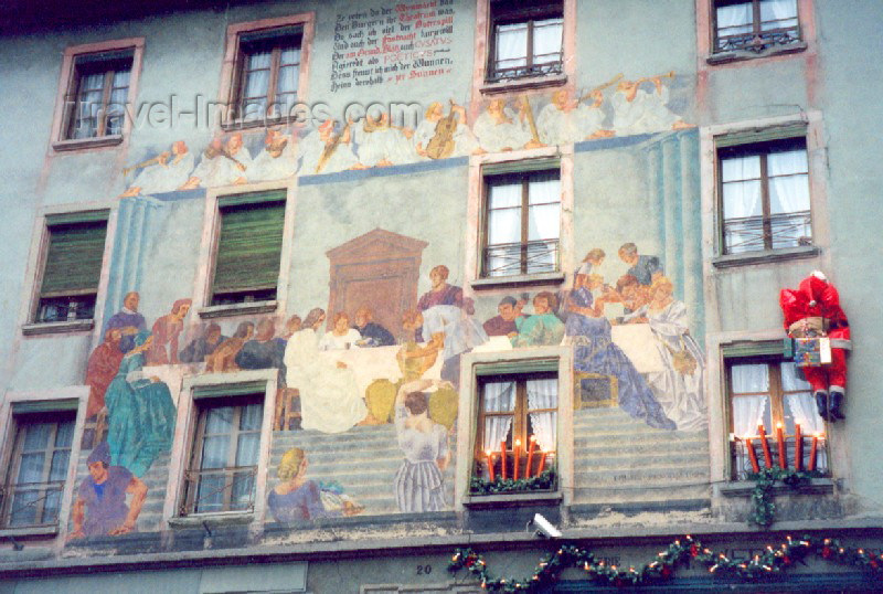 switz59: Switzerland / Suisse / Schweiz / Svizzera - Luzern / Lucerne / Lucerna: Santa Claus climbing a painted façade (photo by Miguel Torres) - (c) Travel-Images.com - Stock Photography agency - Image Bank