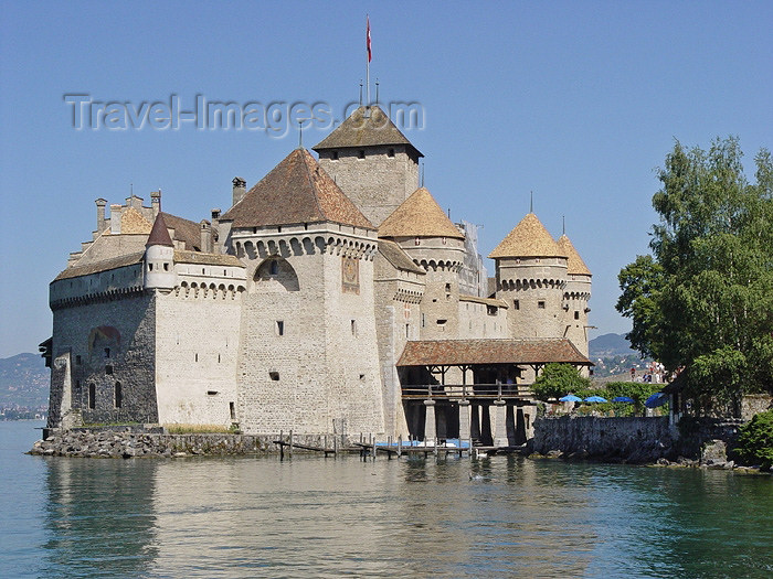 switz7: Switzerland - Suisse - Montreux / ZJP  (Vaud canton): Chillon castle / Chateaux de Chillon - Lac Léman / Lake Geneve / Genfersee / Lago Lemano (photo by Christian Roux) - (c) Travel-Images.com - Stock Photography agency - Image Bank