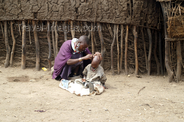tanzania138: Tanzania - Mother with child in a Masai village near Ngorongoro Crater - photo by A.Ferrari - (c) Travel-Images.com - Stock Photography agency - Image Bank