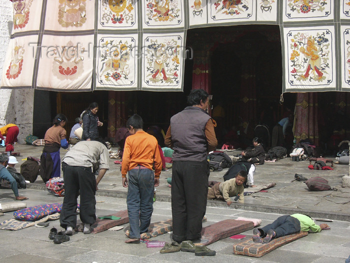 tibet47: Tibet - Lhasa: Jokhang Temple - prayer - photo by M.Samper - (c) Travel-Images.com - Stock Photography agency - Image Bank