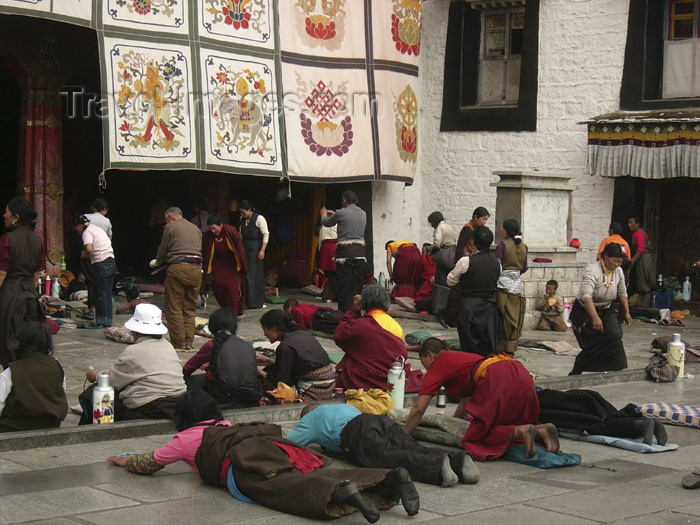tibet49: Tibet - Lhasa: Jokhang Temple - prostrated devotees - photo by M.Samper - (c) Travel-Images.com - Stock Photography agency - Image Bank