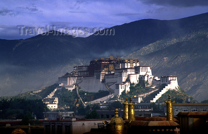 tibet82: Lhasa, Tibet: Potala Palace and the mountains - photo by Y.Xu - (c) Travel-Images.com - Stock Photography agency - Image Bank