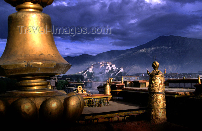 tibet85: Lhasa, Tibet: Potala Palace seen from the roof of Jokhang Monastery - photo by Y.Xu - (c) Travel-Images.com - Stock Photography agency - Image Bank