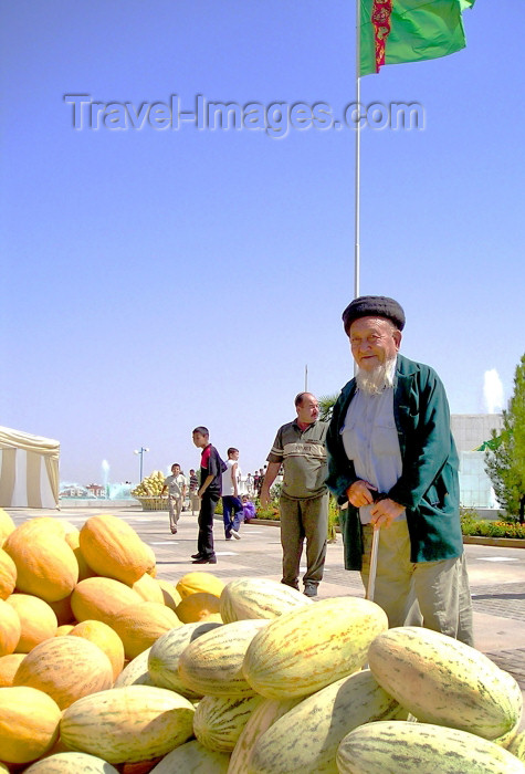 turkmenistan20: Turkmenistan - Ashghabat / Ashgabat / Ashkhabad / Ahal / ASB: melon day - old man and pile of melons - national holiday - fruit - photo by Karamyanc - (c) Travel-Images.com - Stock Photography agency - Image Bank