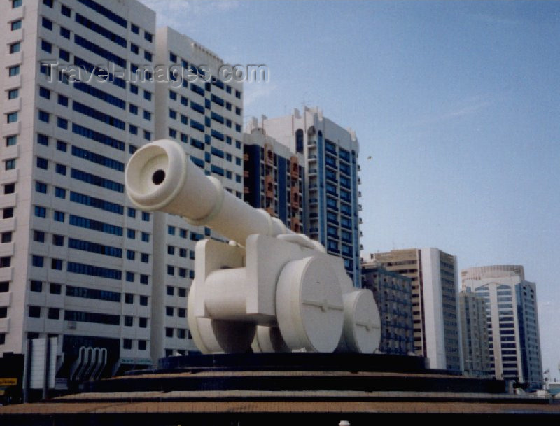 uaead4: UAE - Abu Dhabi: Goliath gun - Cannon in Al-Ittihad Square / Cannon Square - monument - art on Skeikh Rashid bin Saeed al-Maktoum Street - photo by M.Torres - (c) Travel-Images.com - Stock Photography agency - Image Bank
