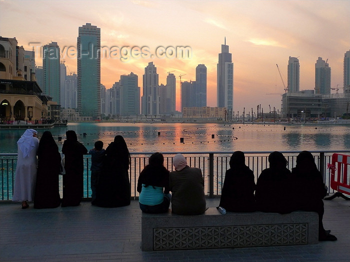 uaedb1: Dubai, UAE: Skyscrapers skyline - people watching - photo by J.Kaman - (c) Travel-Images.com - Stock Photography agency - Image Bank