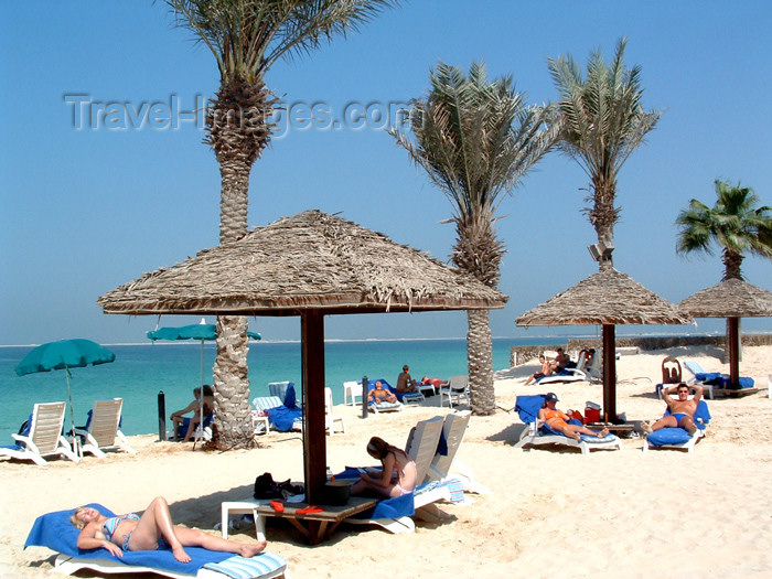 uaedb22: the Emirates - UAE - Jumeirah: on the beach - parasol - photo by Llonaid - (c) Travel-Images.com - Stock Photography agency - Image Bank