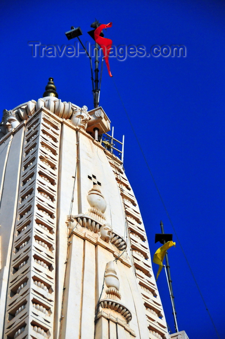 uganda126: Kampala, Uganda: Hindu Temple - gopuram towerwith flag - Shree Sanatan Dharma Mandal, Snay Amir Street - photo by M.Torres - (c) Travel-Images.com - Stock Photography agency - Image Bank