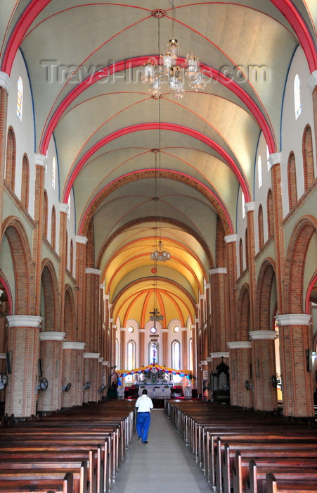 uganda99: Kampala, Uganda: St. Mary's Catholic Cathedral, Rubaga Cathedral, Rubaga hill - interior of the nave - pews and vaulted ceiling - Metropolitan Archdiocese of Kampala - photo by M.Torres - (c) Travel-Images.com - Stock Photography agency - Image Bank