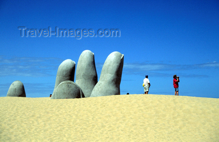 uruguay20: Punta del Este, Maldonado dept., Uruguay: the town's most famous landmark - hand in the sand sculpture, by Mario Irarrazabal - La Brava beach - photo by S.Dona' - (c) Travel-Images.com - Stock Photography agency - Image Bank