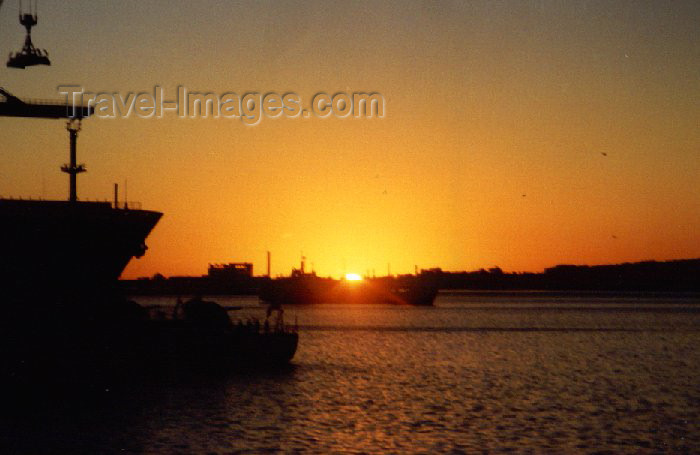 uruguay5: Uruguay - Montevideo: sunset in the harbour (photo by M.Torres) - (c) Travel-Images.com - Stock Photography agency - Image Bank