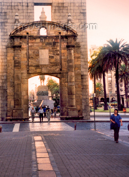 uruguay9: Uruguay - Montevideo: the old Spanish gate - Gateway of the Citadel - Plaza Independencia, in Ciudad Vieja - photo by M.Torres - (c) Travel-Images.com - Stock Photography agency - Image Bank