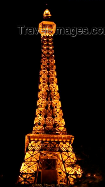 usa134: Las Vegas (Nevada): mock Eiffel tower - restaurant (photo by Peter Soter) - (c) Travel-Images.com - Stock Photography agency - Image Bank