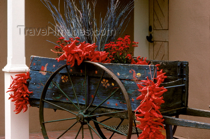 usa1571: Santa Fé, New Mexico, USA: red chili peppers decorate an old cart - photo by C.Lovell - (c) Travel-Images.com - Stock Photography agency - Image Bank