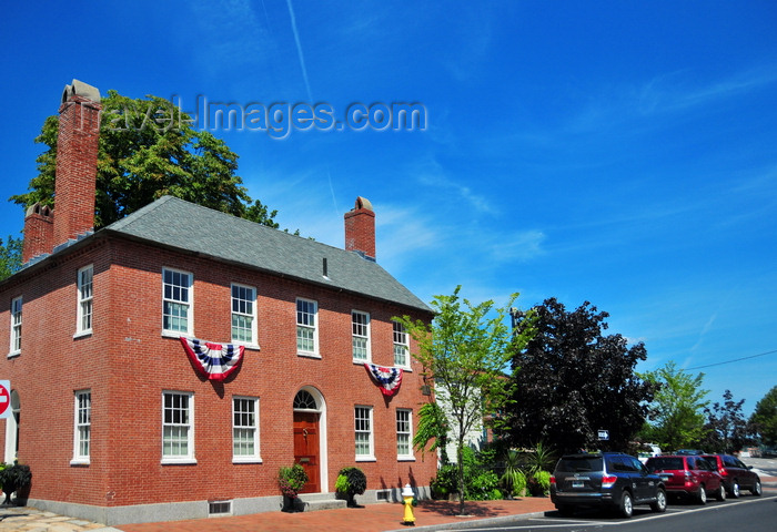 usa35: Portsmouth, New Hampshire, USA: red brick residence, cornet of Chapel Street and State Street - patriotic decorations - stars and stripes fans - New England - photo by M.Torres - (c) Travel-Images.com - Stock Photography agency - Image Bank