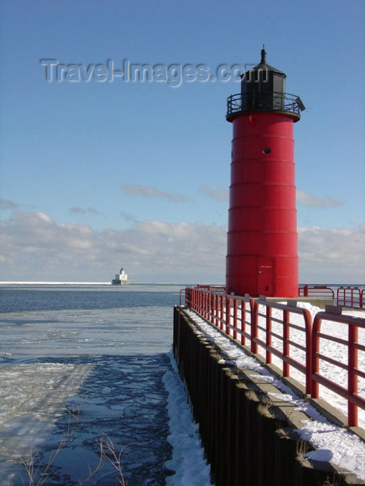 usa530: Milwaukee (Wisconsin), USA: red lighthouse - Lake Front - harbor entrance - US Army Corps of Engineers - photo by G.Frysinger - (c) Travel-Images.com - Stock Photography agency - Image Bank