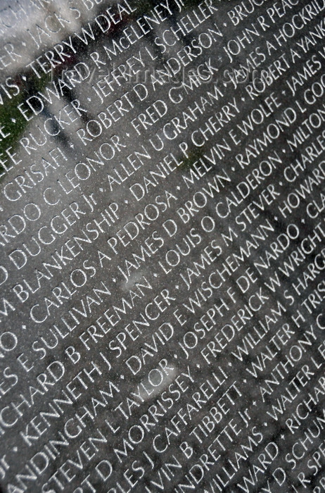 usa59: Washington, D.C., USA: Vietnam Veterans Memorial Wall - random names of fallen U.S. soldiers -  Constitution Gardens - National Mall - architect Maya Lin - photo by M.Torres - (c) Travel-Images.com - Stock Photography agency - Image Bank