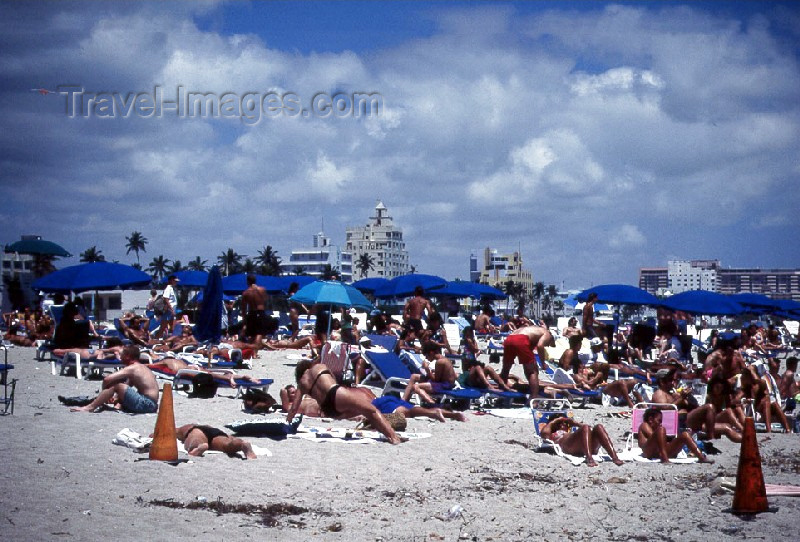 usa63: Miami / MIA / MIO (Florida): beach life - South Beach (photo by Mona Sturges) - (c) Travel-Images.com - Stock Photography agency - Image Bank