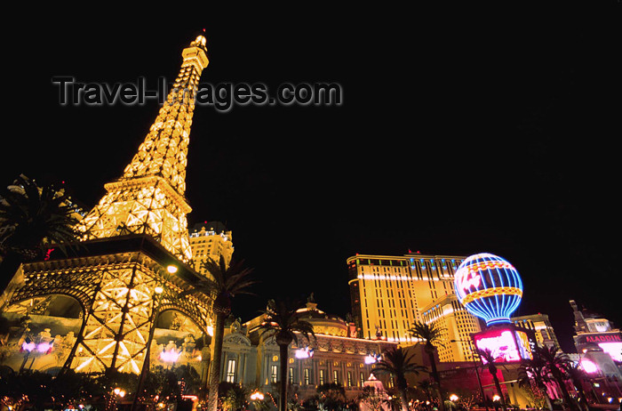 usa725: USA - Las Vegas (Nevada): Paris Hotel at night (photo by B.Cain) - (c) Travel-Images.com - Stock Photography agency - Image Bank