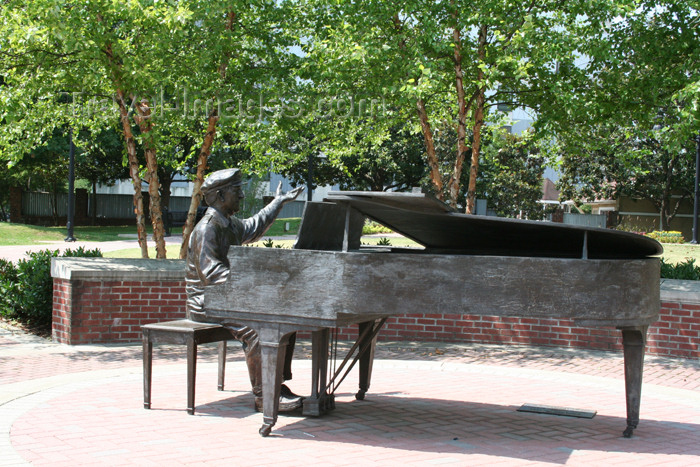 usa756: Nashville - Tennessee, USA: entry to music row - pianist - photo by M.Schwartz - (c) Travel-Images.com - Stock Photography agency - Image Bank