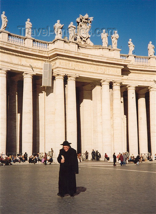 vatican1: Holy See - Vatican - Rome - St. Peter's square - walking to the Basilica - Piazza di San Pietro - colonnade designed by Bernini (photo by Miguel Torres) - (c) Travel-Images.com - Stock Photography agency - Image Bank