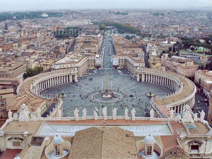 vatican30: Holy See - Vatican - Rome - St. Peter's square seen from the roof of the Basilica (photo by M.Bergsma) - (c) Travel-Images.com - Stock Photography agency - Image Bank