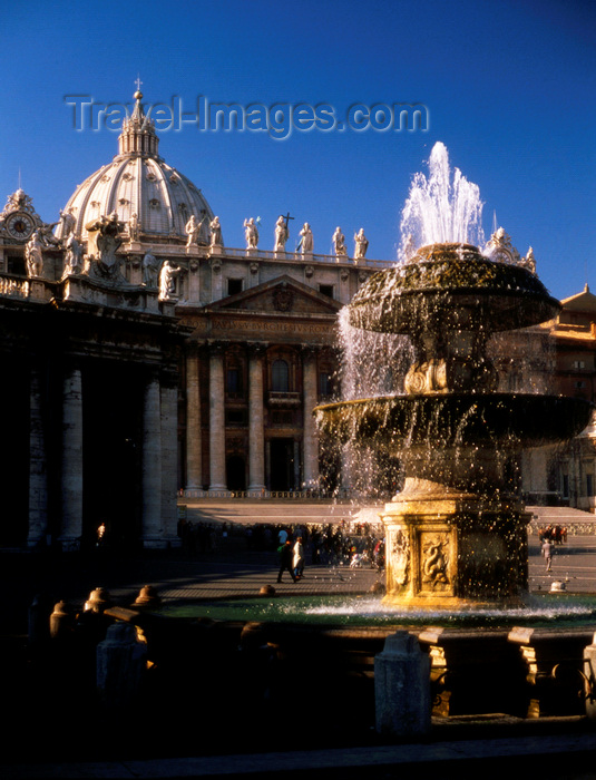 vatican38: Vatican: St. Peter's Square - fountain and the Basilica - photo by J.Fekete - (c) Travel-Images.com - Stock Photography agency - Image Bank
